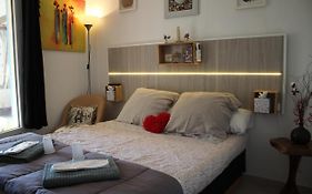 Philippe & Marie, A Louer Petite Chambre Chez L'Habitant Avec Terrasse Dans Villa, Au Pied Du Luberon